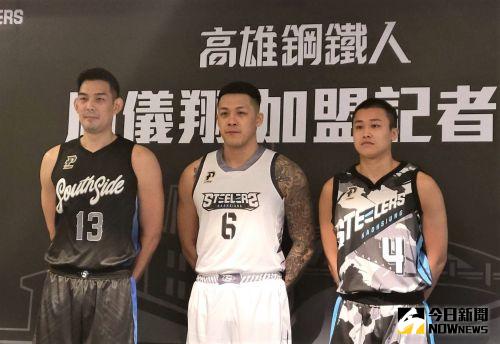 ▲高雄鋼鐵人於2022年開季前，成功招募到當時還是一線球星的周儀翔加入。（圖／黃建霖攝 ,2022.03.23）