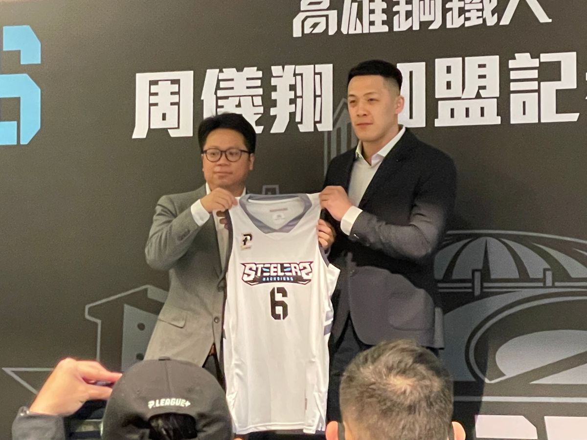 ▲周儀翔加盟高雄鋼鐵人。（圖／黃建霖攝）