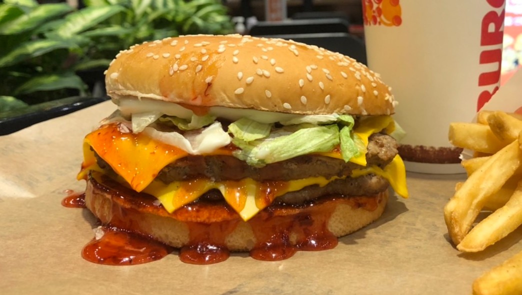 ▲迎接4月1日愚人節，漢堡王將開賣「草莓重磅牛肉堡」，3月29日起在全台門市供應，只限時開賣8天。（圖／民眾提供）