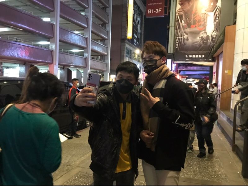 ▲吳信翰(右)親切與粉絲自拍。(圖/經紀人提供)
