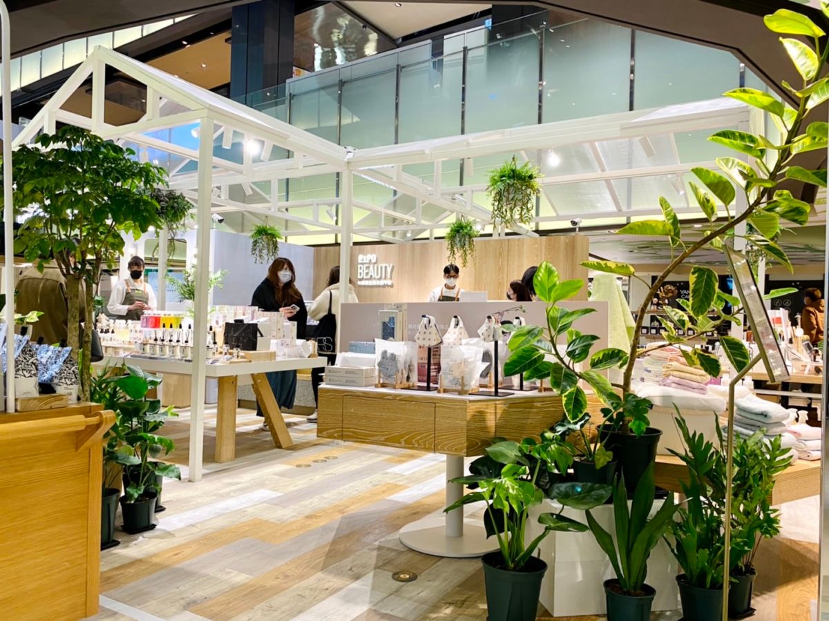 ▲京站時尚廣場不只推出五倍券最狂加碼，「不限面額」抽250萬小豪宅免費住5年！今宣布女王購物節加碼再抽15組「頂級客製化旅遊」行程，包括頂級私廚米其林紅酒品飲之旅、大人系野奢豪華露營、阿里山雲霧瑜珈之旅，還有易遊網郵輪式列車巡禮到花蓮賞鯨三日遊等，一人中獎，兩人同行！（圖／記者蕭涵云攝）