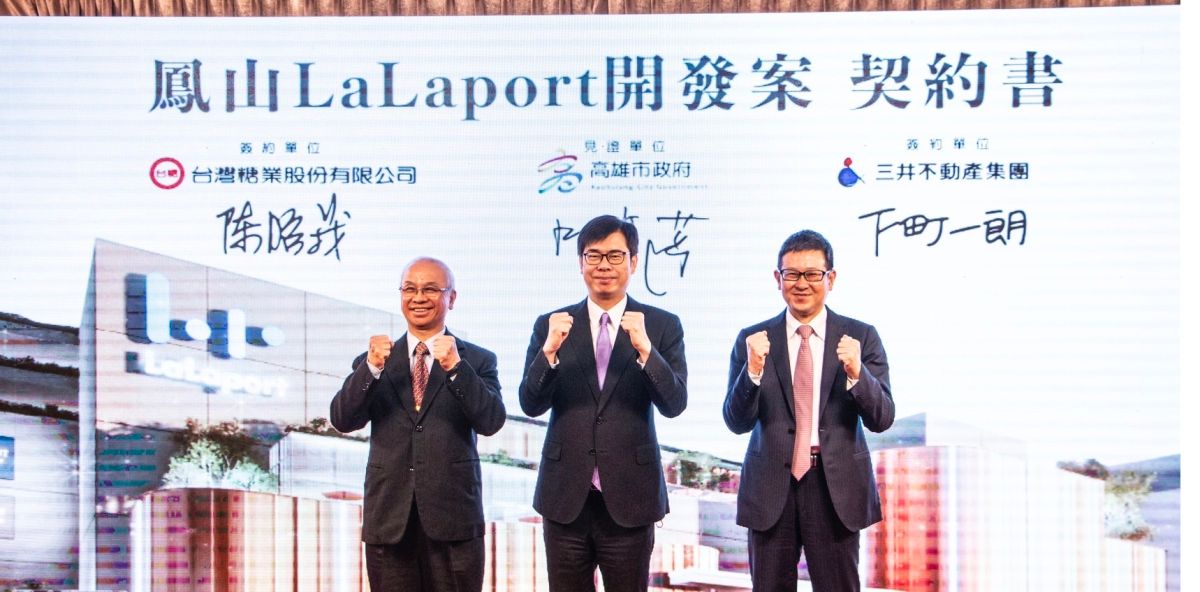 ▲全台最大三井LaLaport落腳鳳山，今邀請陳其邁市長見證雙方簽約，左起為三井董事長下町一朗、高雄市長陳其邁、台糖董事長陳昭義。（圖／高雄市經發局提供）