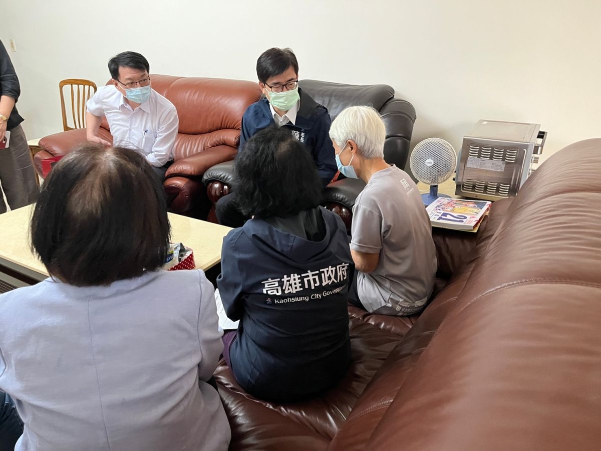 ▲303台電停電釀憾事，陳其邁親訪案家了解家屬需求，承諾務必讓這件事情能調查清楚，讓此類憾事不再發生。（圖／高市府提供）