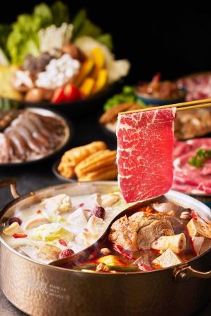 搶攻後疫情爆發商機 台中餐飲業拚展店祭優惠 ▲「嚮辣」提供6種和牛玩味吃法、頂級和牛海鮮塔吃到飽、5種功夫湯頭、時尚調酒、超過100種自助吧,澎湃又多元口味。(圖/業者提供)