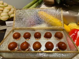 搶攻後疫情爆發商機 台中餐飲業拚展店祭優惠 ▲嚮辣和牛麻辣鍋設想周到,店裡提供有如巧克力球的麻辣球,方便嗜辣族自由調味。(圖/記者金武鳳攝,2022.3.23)