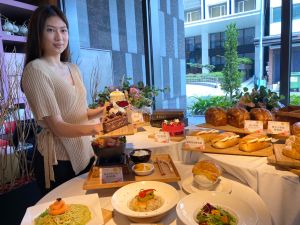 ▲台中星享道酒店「道咖啡」餐廳，即日起推出「春日食光」新菜單，包括五款春日甜點、四款手作麵包外，另有新菜色。（圖／記者金武鳳攝，2022.3.23)