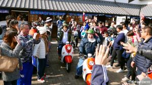 ▲出川哲朗和大明星所到之處都會引起大騷動。（圖／民視提供）