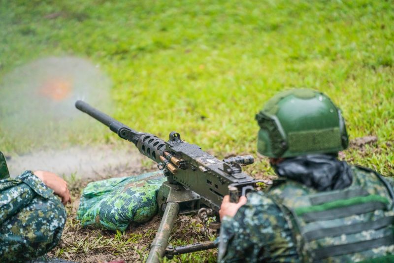 ▲新式教召員進行50機槍歸零射擊訓練。(圖／陸軍八軍團提供)