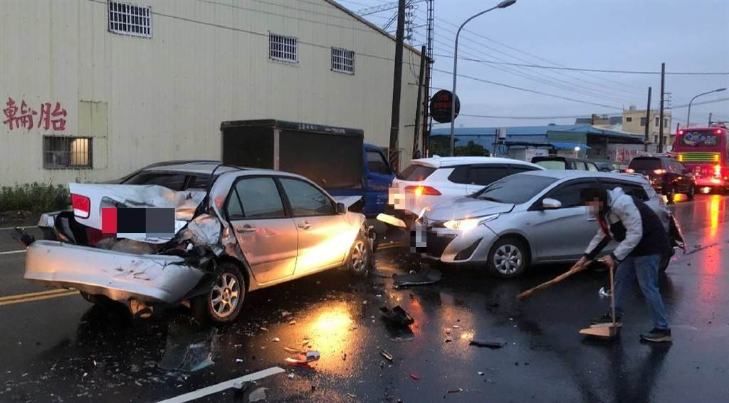 ▲彰化市線東路今（23）日傍晚5點半左右，一輛大貨車疑似因為天雨路滑煞車系統出問題，連續追撞前方10輛正在停等紅燈的自小客車，造成現場一片混亂。（圖／翻攝畫面）