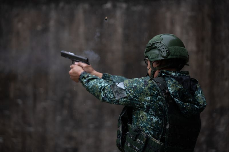 ▲新式教召後備軍人45手槍射擊訓練。(圖/陸軍八軍團提供)