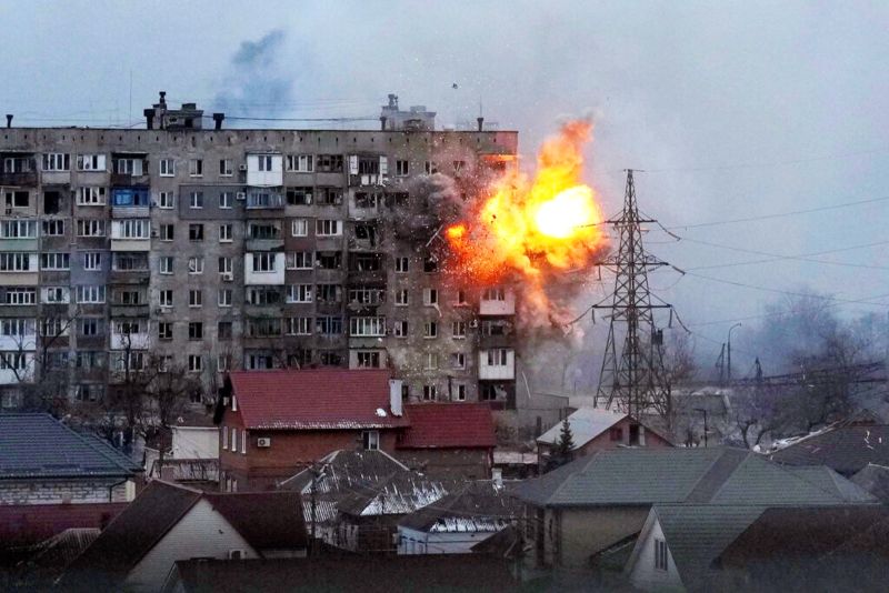 ▲烏克蘭總統澤倫斯基（Volodymyr Zelensky）今天表示，儘管俄國聲稱已經攻克馬立波，這個受重創的城市依舊在「持續頑抗」。圖為馬立波一處住宅大樓遭俄軍轟炸。（圖／美聯社／達志影像）