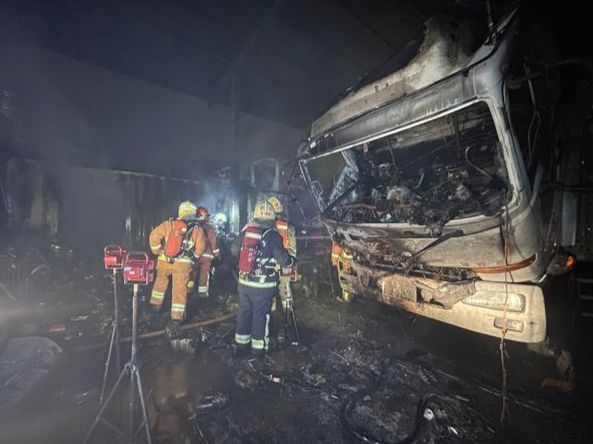 ▲新莊修車廠深夜爆炸起火，3貨車燒得焦黑。（圖／翻攝畫面）