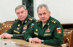 ▲俄羅斯國防部長蕭伊古（右）、武裝部隊總參謀長格拉西莫夫（左）等高官被傳已近2週未公開露面。資料照。（圖／美聯社／達志影像）