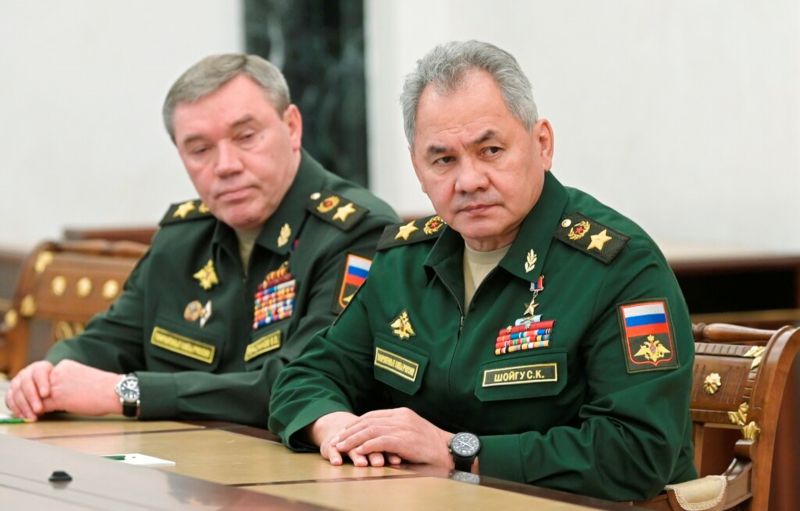 ▲俄羅斯國防部長蕭伊古（右）、武裝部隊總參謀長格拉西莫夫（左）被英國防相嘲笑，說有如喜劇雙人組。資料照。（圖／美聯社／達志影像）