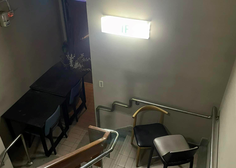 ▲嘉義某知名飯店樓梯間擺滿雜物，恐阻擋逃生。（圖／翻攝自臉書爆料公社二社）