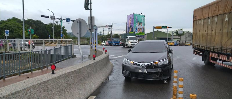 ▲另一輛轎車車頭有些許毀損痕跡。（圖／翻攝畫面）