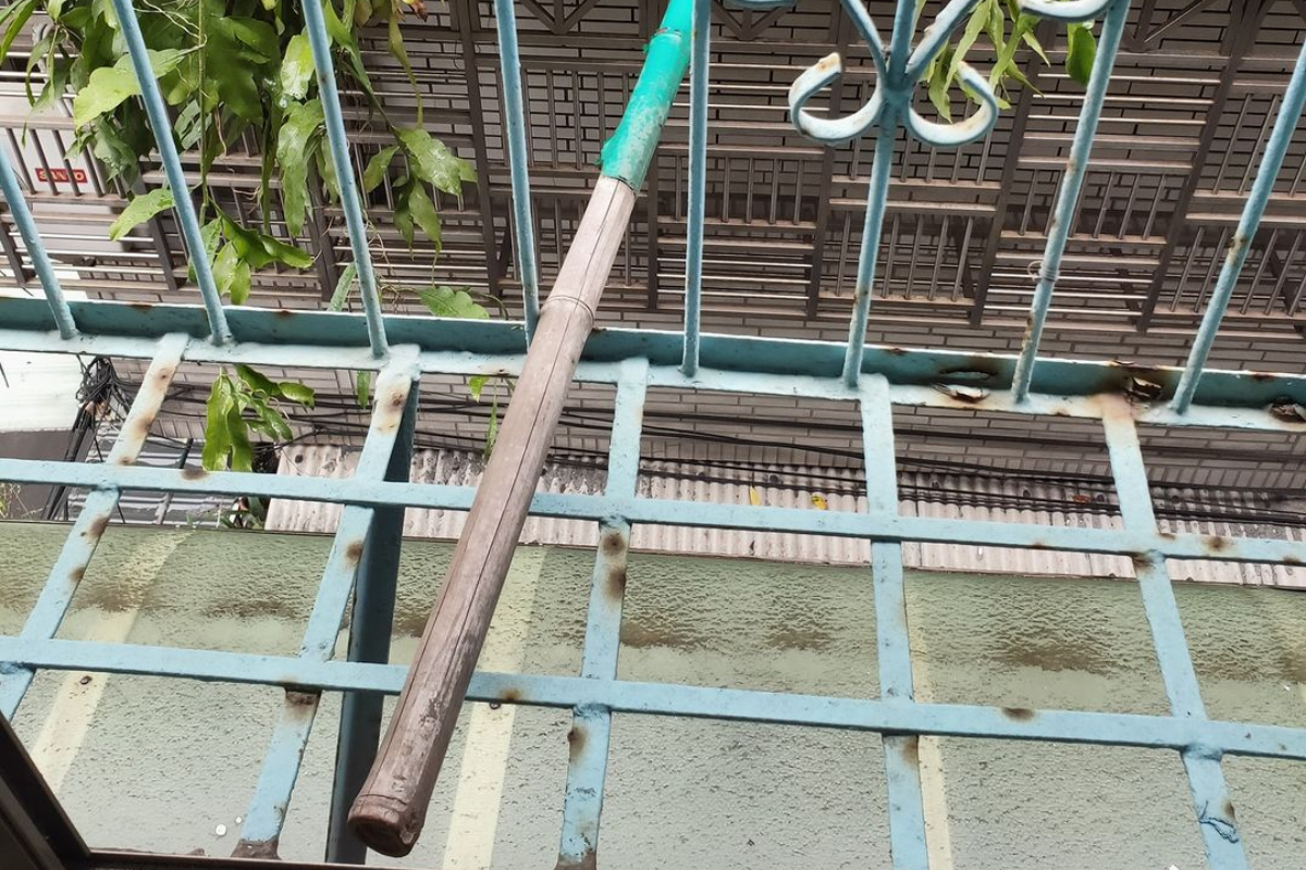 ▲一名網友表示，她家陽台某天突然出現一根竹竿，原來是鄰居為了養花，竟把竹竿從自家陽台直直往對面插。（圖／翻攝自臉書「爆怨公社」）
