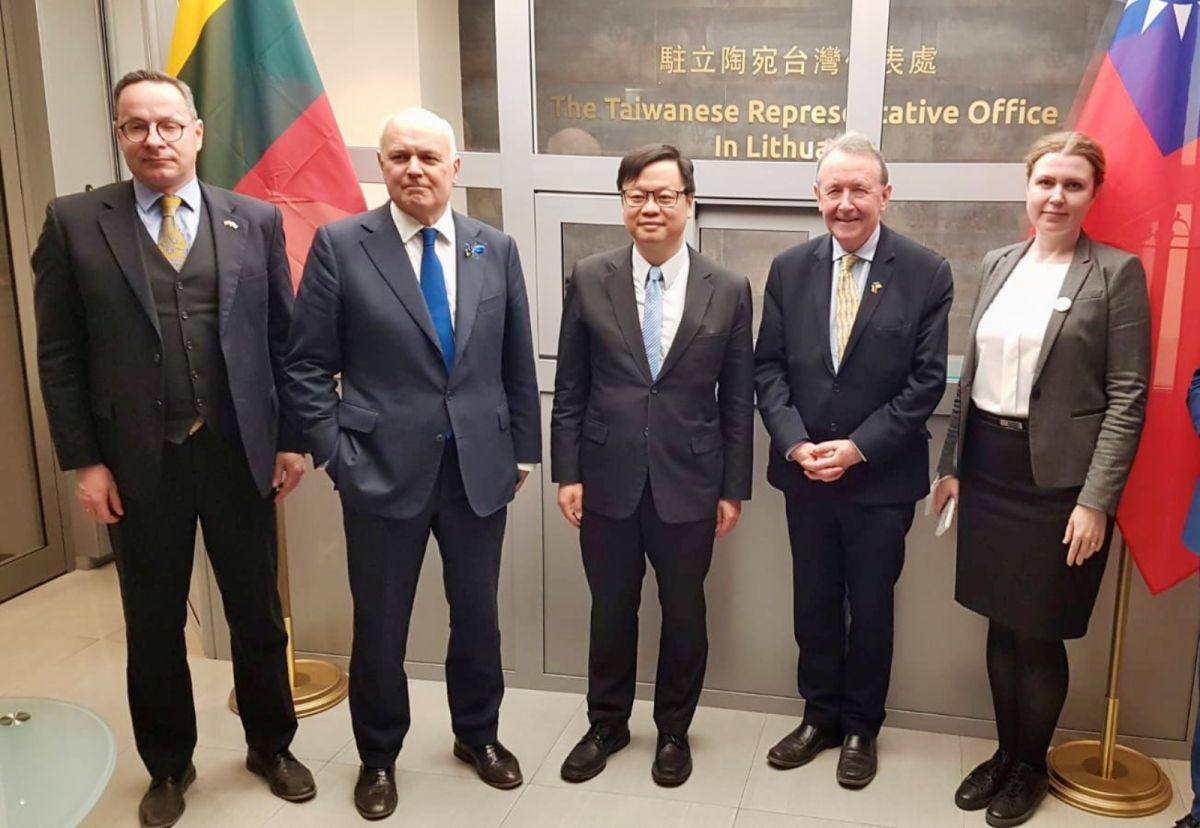 ▲「對華政策跨國議會聯盟」（IPAC）的英國國會議員，包括前保守黨黨魁史密斯（Iain Duncan Smith）、工黨戴維斯（Geraint Davies）近日訪問立陶宛，並與台灣駐當地代表會面。（圖／翻攝自Iain Duncan Smith推特）
