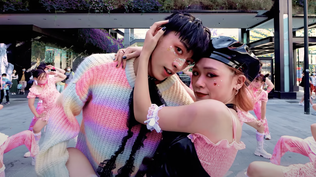 ▲黃文廷（左）Cover泫雅跟男友Dawn的作品《PING PONG》。（圖／DAZZLING YouTube）