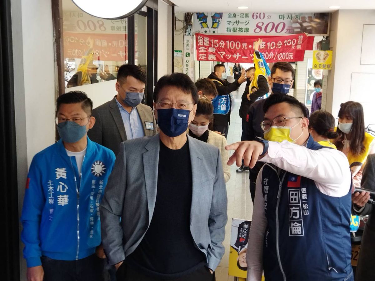 ▲中廣董事長趙少康今日陪同台北松山信義議員參選人田方倫登記參選。（圖／記者余祥攝，2022.3.24）