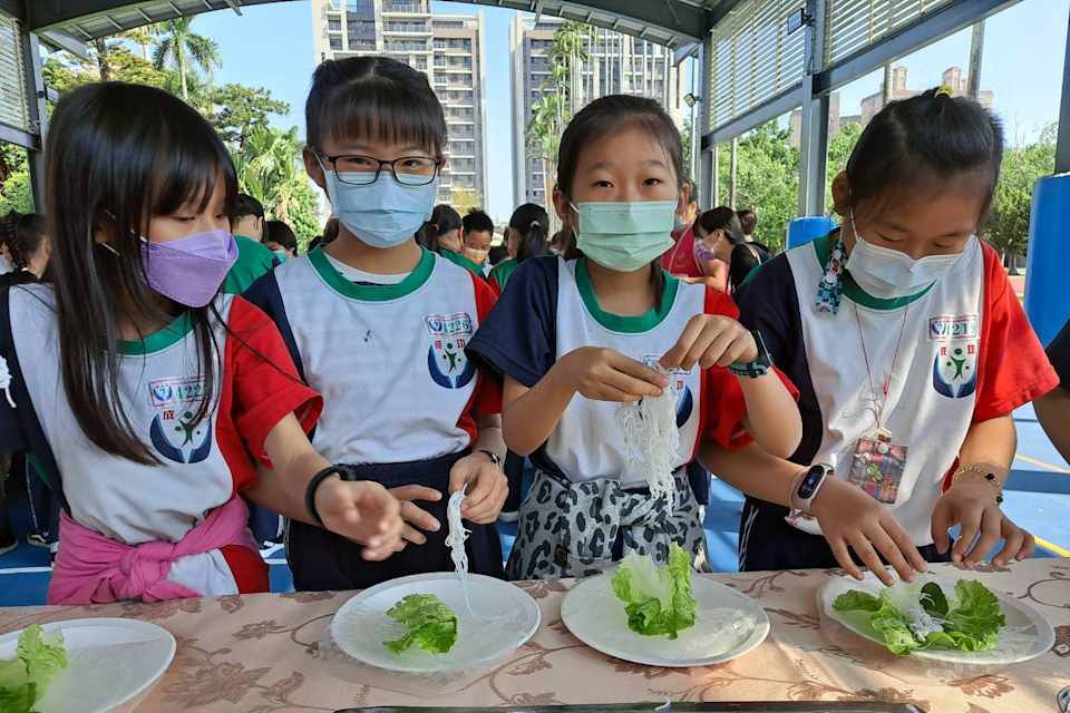 ▲台中市東區成功國小四年級學生親自體驗手作越南春捲，在老師及愛心媽媽的協助下，小朋友將米線、蝦仁、肉片、生菜等食材用春捲皮包起來，再沾特製的魚露醬，酸甜清爽的口感，令人回味無窮。（圖／成功國小）