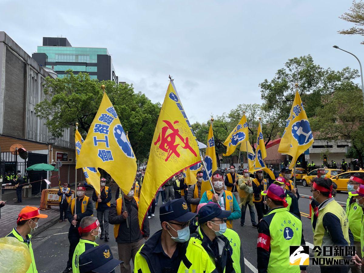 ▲台鐵企業工會今（1）日痛批，「交通部真是甩鍋無極限！角色錯亂，要工會對安全與營收負責？」。（示意圖／NOWnews資料照）