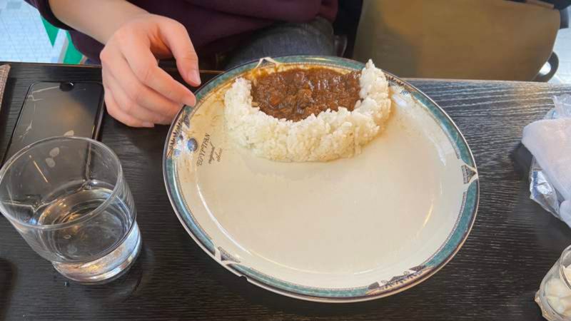 ▲日本推特網友分享，朋友的吃咖哩方法，掀起熱議。（圖／@sh_s_sh_ma推特）