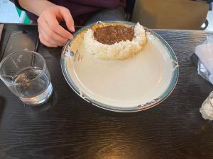 ▲日本推特網友分享，朋友的吃咖哩方法，掀起熱議。（圖／@sh_s_sh_ma推特）