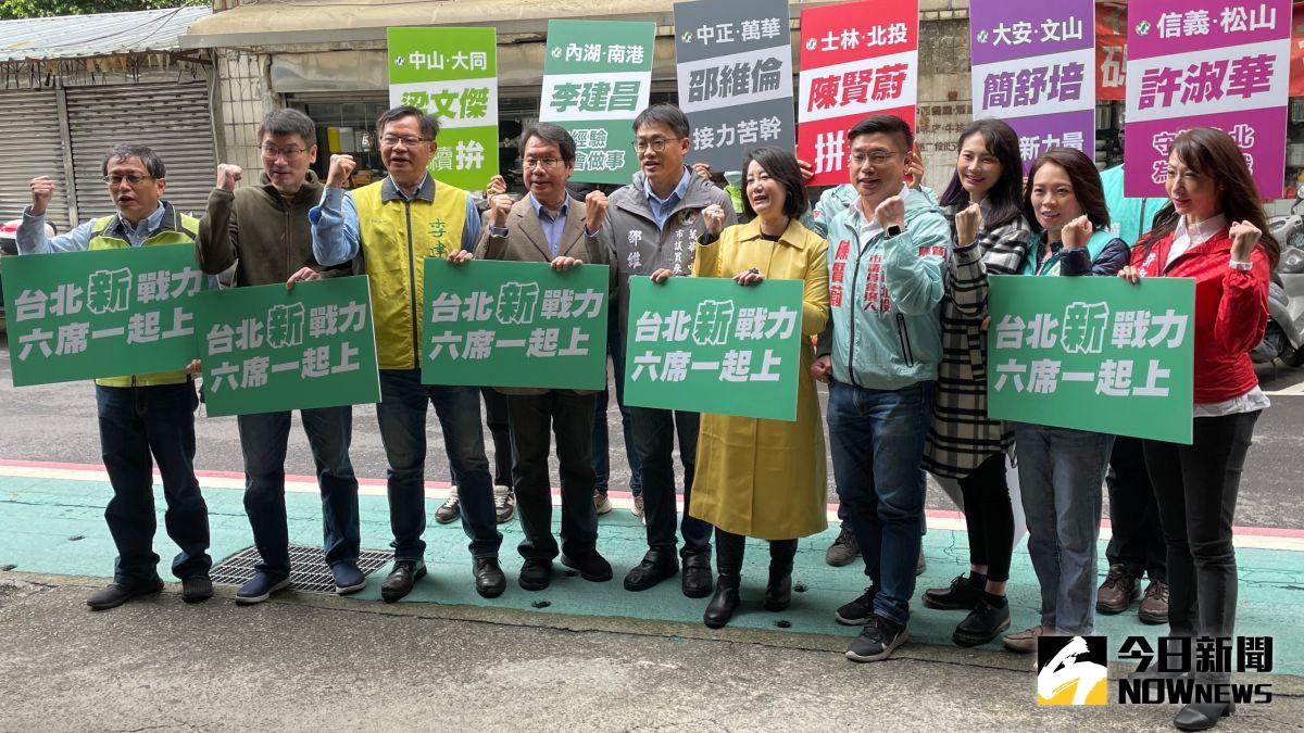▲民進黨新潮流派系議員參選人，在同派系立委的陪同下，一同到民進黨北市黨部登記參與黨內初選。（圖／記者丁上程攝，2022.03.24）
