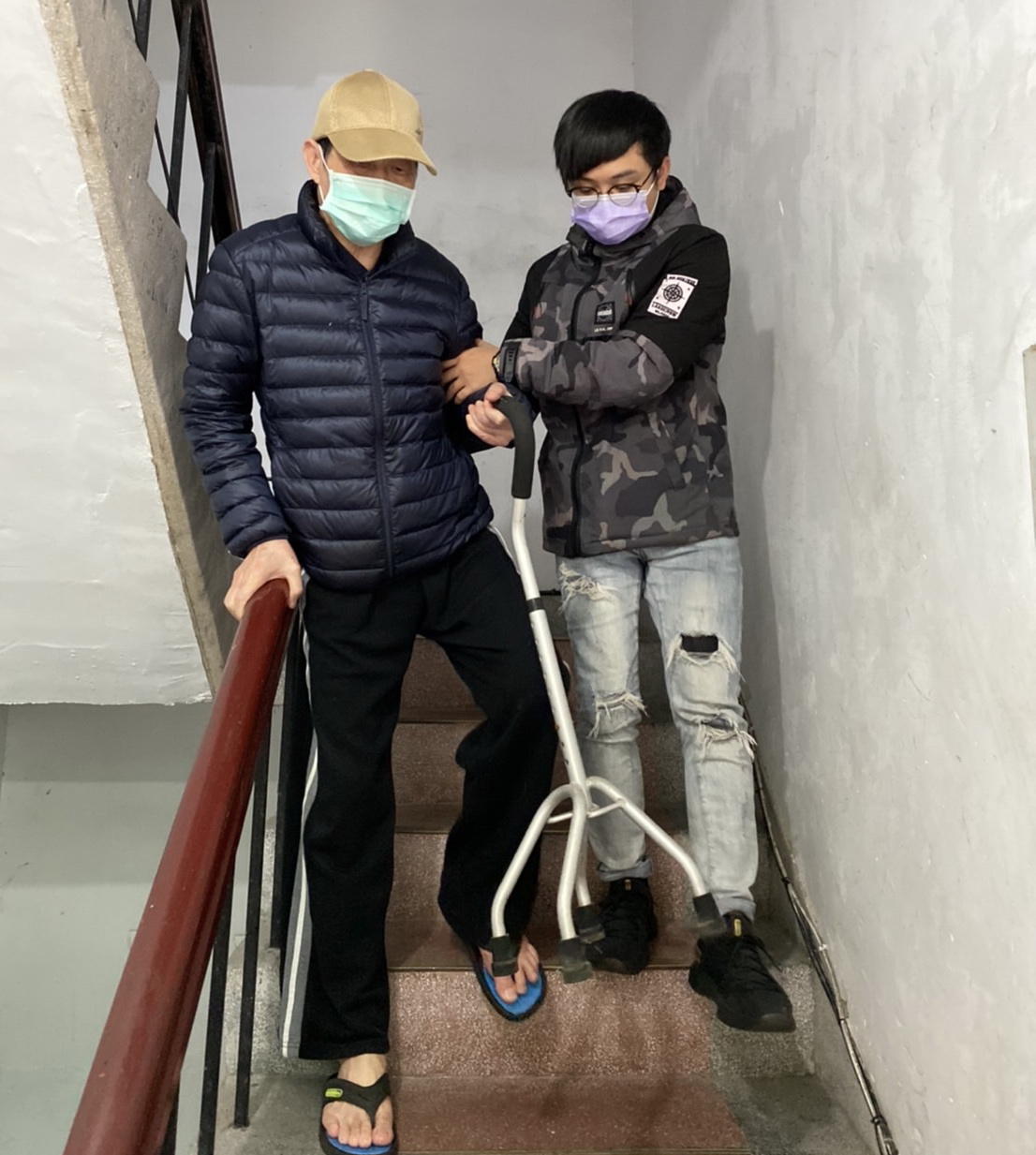 ▲照服員陳懷恩訓後順利進入機構工作，突破性別刻板印象，受到阿公、阿嬤們的信任。（圖／新北市政府勞工局提供）