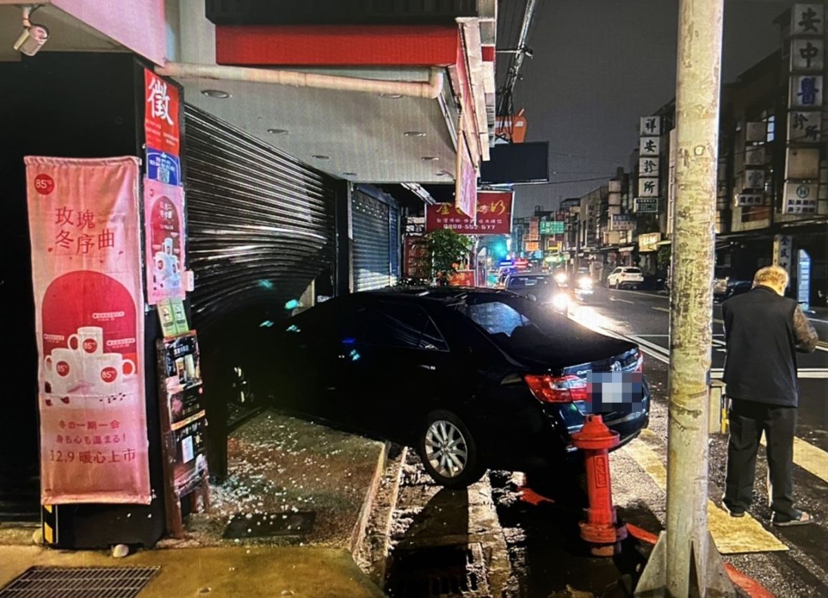 ▲林男酒駕與他車發生擦撞後，失控撞進路旁的連鎖咖啡店。（圖／記者李春台翻攝）
