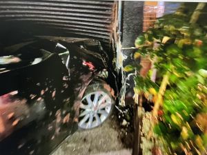 ▲林男駕駛車輛撞壞咖啡店鐵捲門。（圖／記者李春台翻攝）