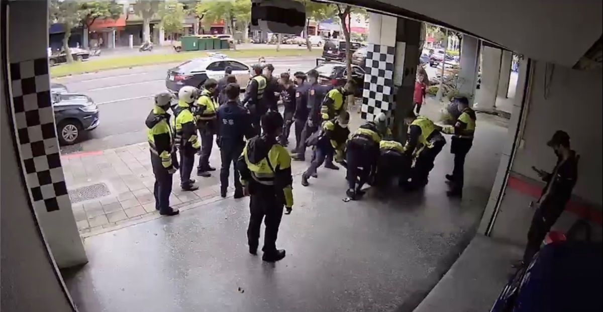 ▲北市士林區一位陳姓男子，今（24）日早上10點左右駕駛賓士車於福國路違規停車，員警前往開單時陳男不願配合，大爆粗口還用車窗夾傷員警右手，試圖拖行員警駕車逃逸，但最後仍被大批警力制伏在地。（圖／翻攝畫面）