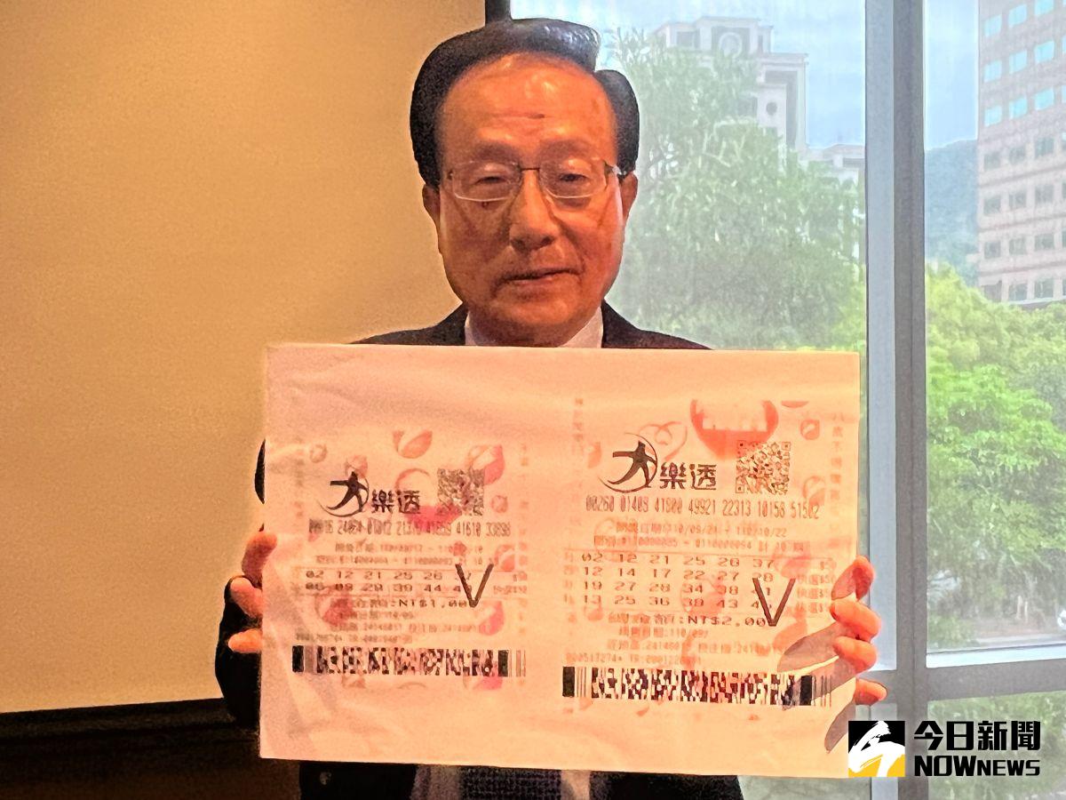 ▲去（2021）年10月15日開在台南市1.64億元大樂透頭獎，由2注分得，每注可抱走0.82億元，中獎人到領獎期限最後一刻才完成領獎，還是在台南市30多歲家庭主婦，而且不同時間自選買了2注同一組號碼，台灣券公司董事暨發言人也公布中獎人彩券買法。（圖／記者顏真真攝）