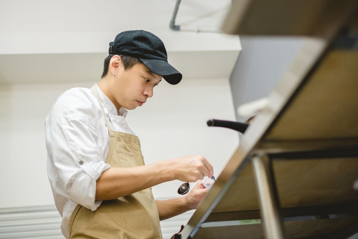 ▲劉洺愷於去年7月，決定傳承爺爺的創業精神，不畏新冠疫情毅然創業。（圖／翻攝自Ah Bee Cakery臉書粉絲專頁）