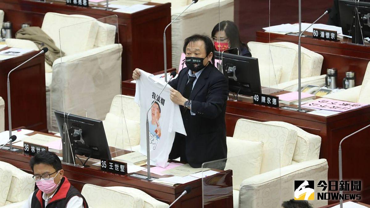 ▲「頭號柯黑」民進黨台北市議員王世堅，在台北市長柯文哲施政報告前，先送上「我就爛」短T。（圖／記者丁上程攝，2022.03.24）