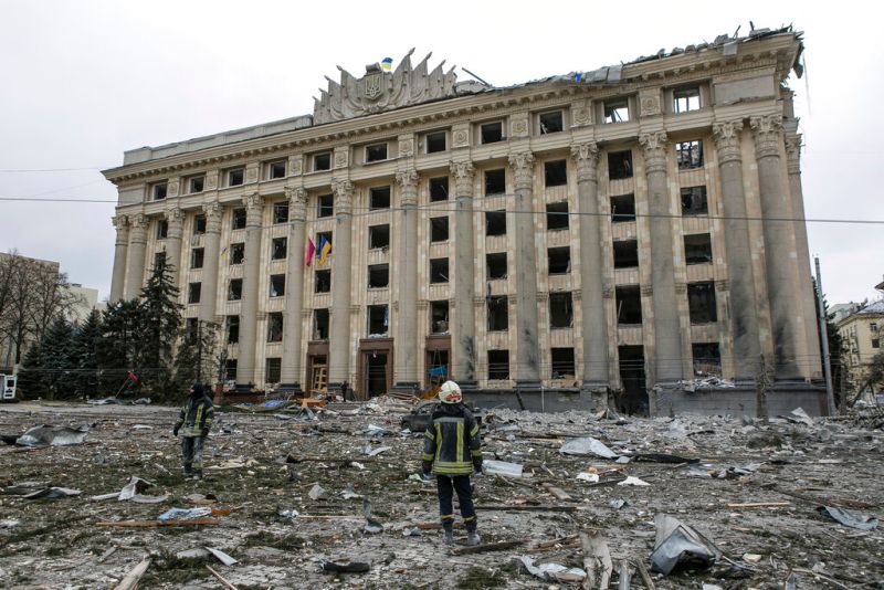 ▲烏克蘭官員表示，烏東戰事已經升高到開戰以來最激烈階段。圖為先前曾遭到轟炸的哈爾科夫市政大樓。（圖／美聯社／達志影像）