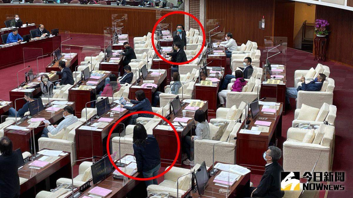 ▲國民黨台北市議員秦慧珠（下）與民眾黨議員林國成（上），雙方因為民眾黨「寄生議會」的說法，在議場上演隔空互槓的戲碼。（圖／記者丁上程攝，2022.03.24）