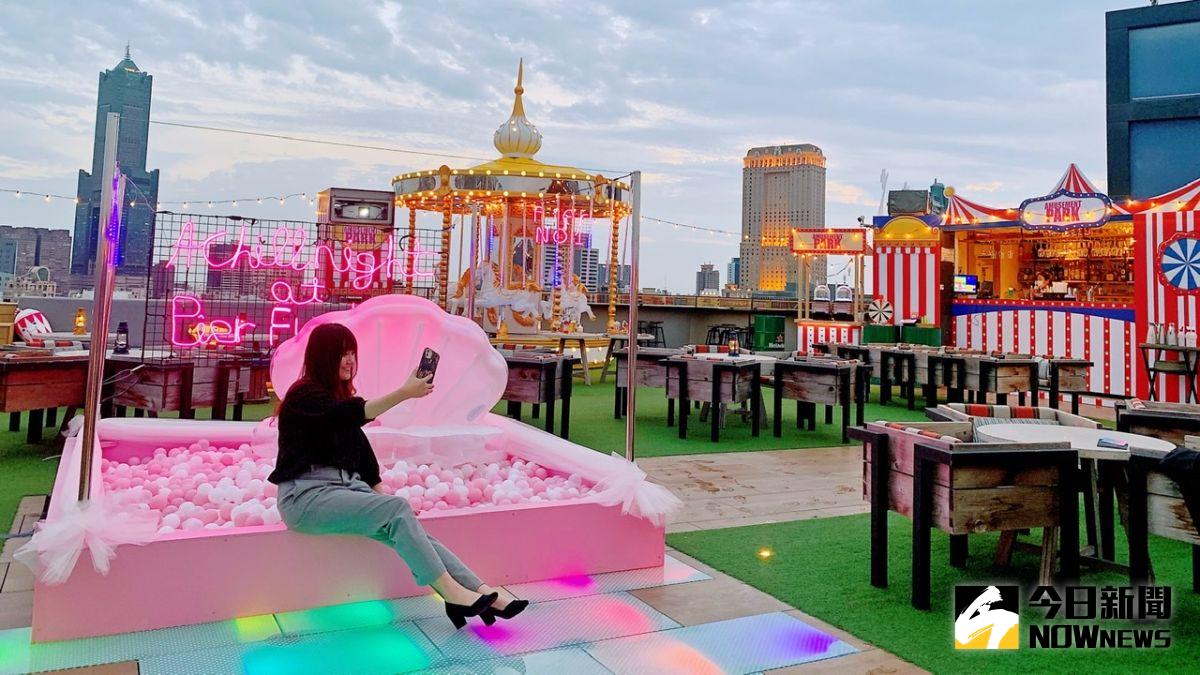 ▲專為大人設計的「酒精遊樂園」，夢幻球池、白色旋轉木馬等充滿童趣的場景佈置，搬上飯店頂樓。（圖／記者陳美嘉攝）