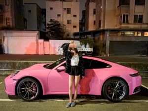 ▲WaWa與愛車合照。(圖/wawa00321 IG) ▲WaWa與愛車合照。(圖/wawa00321 IG)