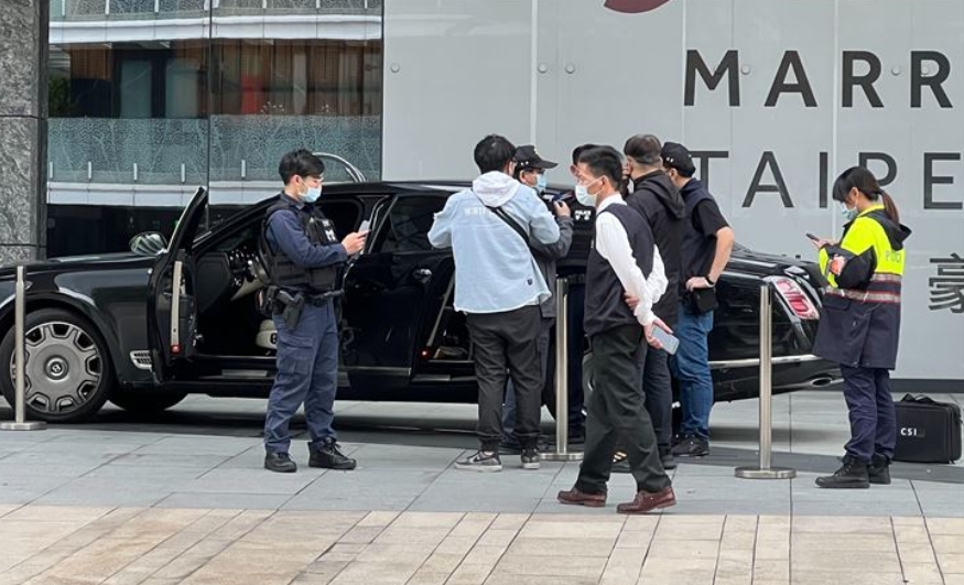 ▲台北市中山區萬豪酒店，今（24）日下午2點左右驚傳一起槍擊案，槍手朝當時停放在路邊的賓利轎車開槍後搭乘計程車逃逸，警方目前正在追查開槍嫌犯下落。（圖／翻攝畫面）