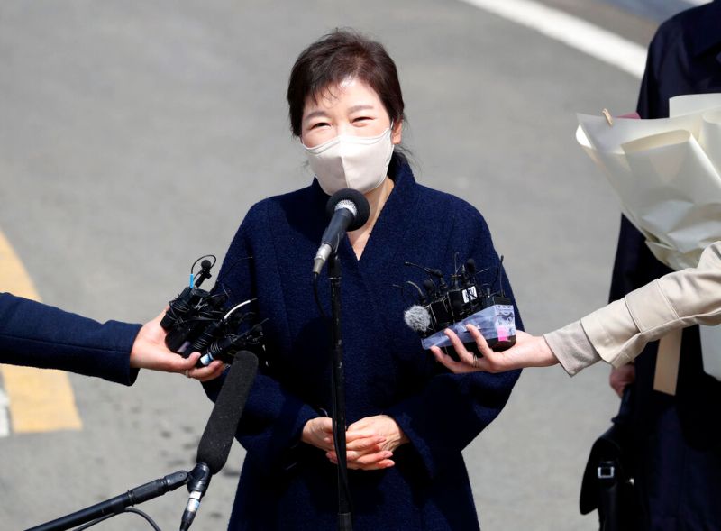 獲特赦開心返家！韓前總統朴槿惠「慘遭砸酒瓶」驚險避難
