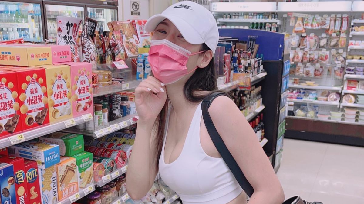 ▲超商丁字褲辣妹身分曝光。（圖／wawa00321 IG）