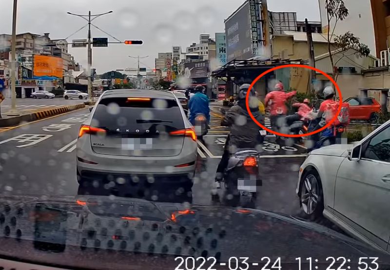 ▲台南市今（24）日上午11點23分左右，一位外送員騎機車在路口停等紅燈時，另外一位外送員突然從後方上前一腳將其踹翻在地，接著更出手連續毆打倒地外送員。（圖／翻攝自Q Bear的YouTube影片）