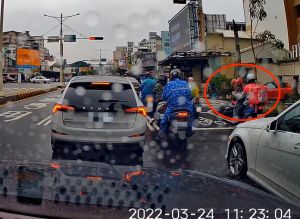 ▲台南市今（24）日上午11點23分左右，一位外送員騎機車在路口停等紅燈時，另外一位外送員突然從後方上前一腳將其踹翻在地，接著更出手連續毆打倒地外送員。（圖／翻攝自記者爆料網）