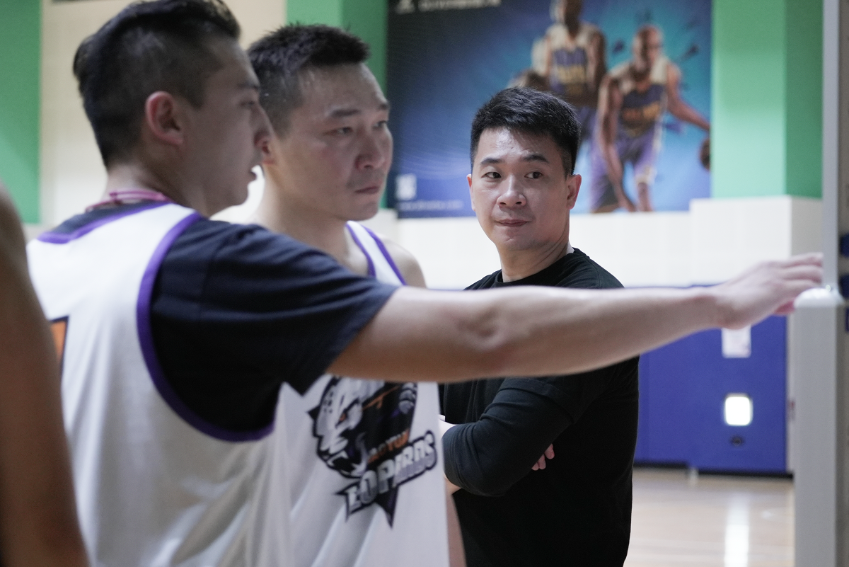 ▲王志群看球員練球。（圖／桃園雲豹球團提供）