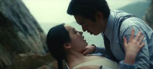 ▲《柏青哥》中,李敏鎬(右)跟金敏荷在海邊激情。(圖/Apple TV+ YouTube) ▲《柏青哥》中,李敏鎬(右)跟金敏荷在海邊激情。(圖/Apple TV+ YouTube)