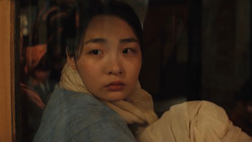 ▲金敏荷是韓國新生代演員，臉上有雀斑為其特色。（圖／Apple TV+）