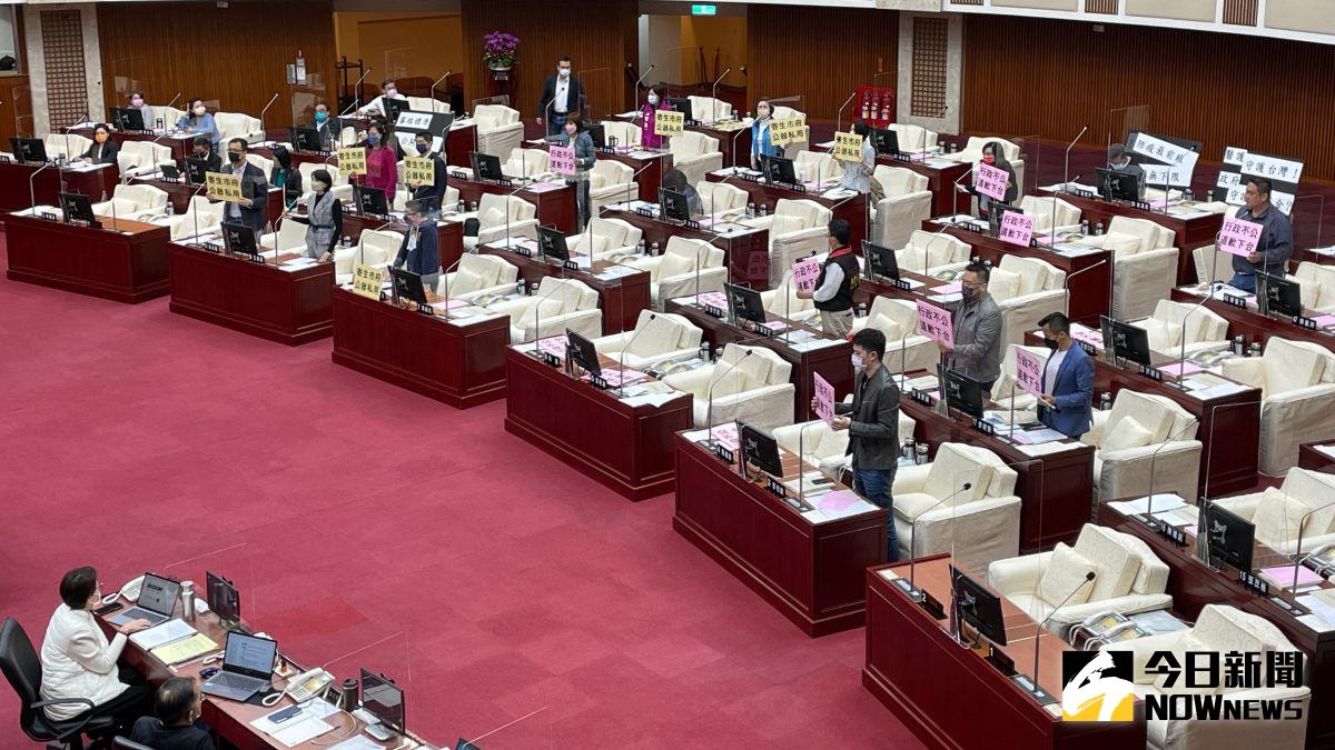 ▲台北市長柯文哲24日進入議會，打算進行施政報告，不過卻因為勞動局長陳信瑜為副市長黃珊珊拉票，疑似違反行政中立，遭到藍綠議員杯葛而無法報告。（圖／記者丁上程攝，2022.03.24）