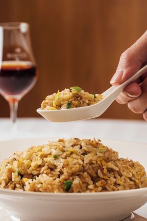 ▲以經典馬爹利藍帶佐欣葉台菜的菜脯炒飯，美好滋味再昇華。（圖／台灣保樂利加提供）